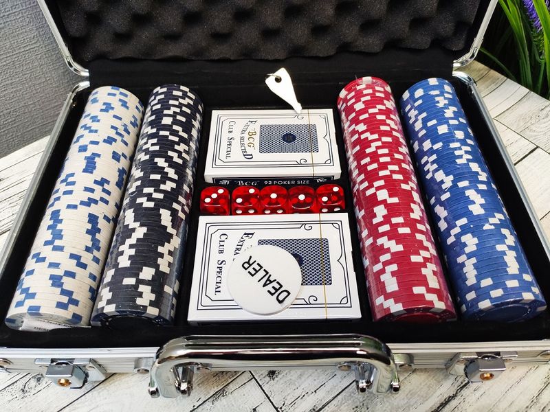 Ігровий набір Покер на 200 фішок з номіналом в алюмінієвому кейсі Poker Game Set BG__200N фото