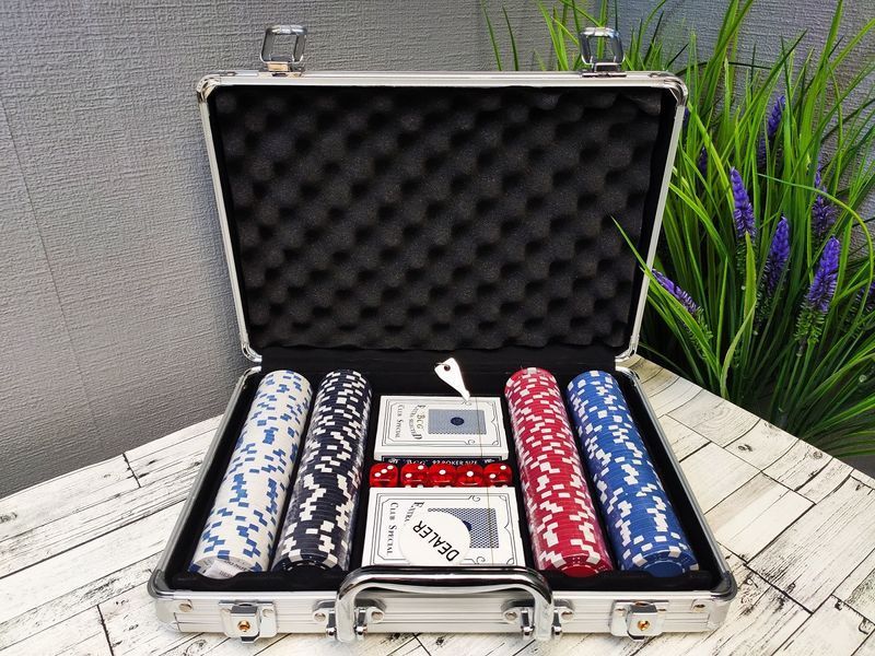 Ігровий набір Покер на 200 фішок з номіналом в алюмінієвому кейсі Poker Game Set BG__200N фото