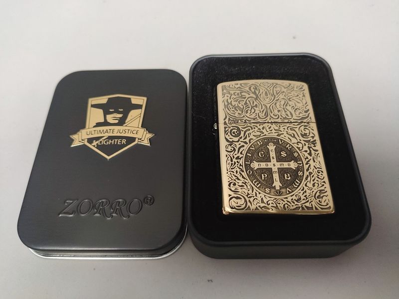 Зажигалка бензиновая ZORRO VRSNSMV SMQLIVB Медальон Св. Бенедикта LI_P_303Bronze фото